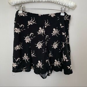 Forever 21 Shorts Flowy Floral Print Black Loose Medium Lightweight Casual